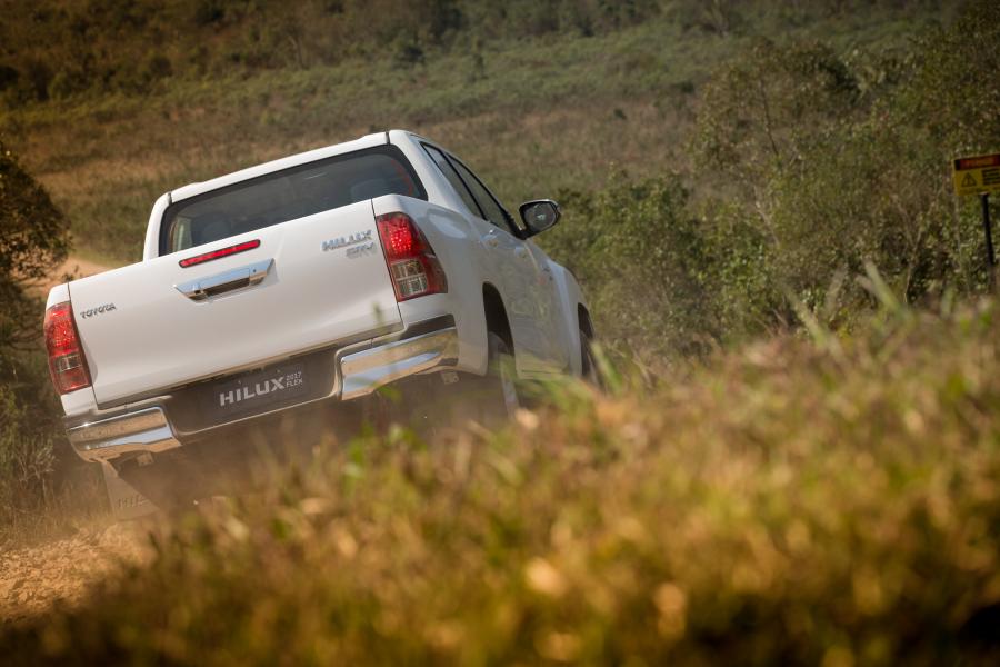  Toyota Hilux SRV Double Cab 2016 года  (LA) (фото 6 из 20)